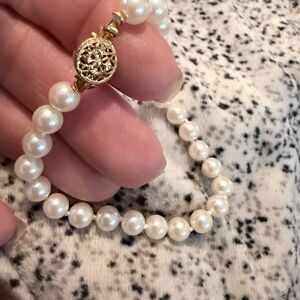 Elegant Pearl Bracelet with Gold Tone Clasp